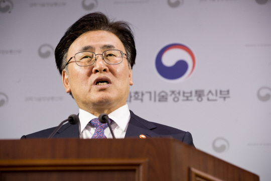 유상임 과기정통부 장관은 7일 세종청사에서 대통령 탄핵과 조기 대선에 무관하게 남은 기간 과학기술과 정보통신 분야의 발전에 차질이 생기지 않도록 최선을 다하겠다고 밝혔다. 과기정통부 제공